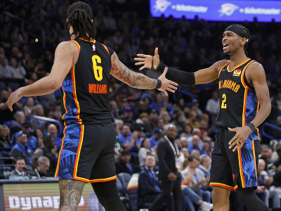 Basketbalisti tímu Oklahoma City, Shai Gilgeous-Alexander a Jaylin Williams 