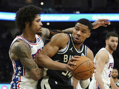 Giannis Antetokounmpo (s loptou) a Kelly Oubre z Philadelphie 76ers
