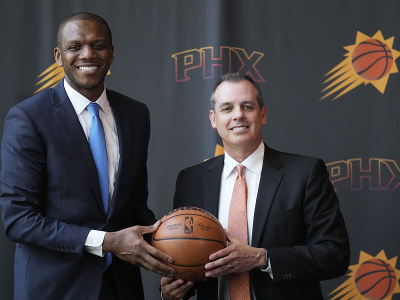 Frank Vogel (vpravo) a James Jones, šéf basketbalových operácií Phoenixu