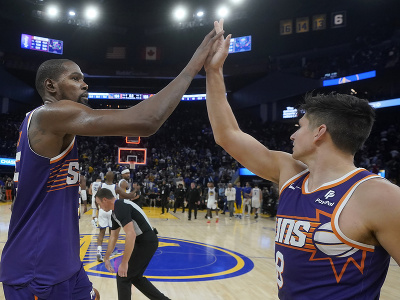 Víťazná radosť hráčov Phoenixu Suns