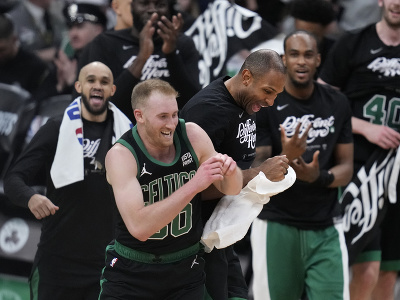 Hráči Bostonu Celtics sa radujú z postupu do 2. kola play-off
