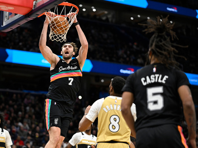 Smeč basketbalistu San Antonia