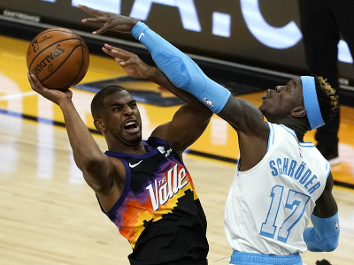 Basketbalista Phoenixu Suns Chris Paul (vľavo) a hráč Los Angeles Lakers Dennis Schroder v súboji o loptu