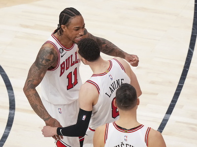 Hráči Chicago Bulls oslavujú nesmierne dôležité víťazstvo 