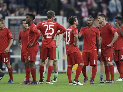 Sklamaní futbalisti Bayernu po nečakanom domácom zaváhaní