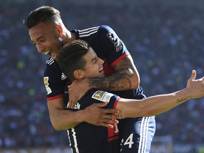 Corentin Tolisso a James Rodríguez oslavujú gól Bayernu