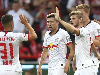 Diego Demme, Kevin Kampl, Timo Werner a Marcel Halstenberg oslavujú gól Lipska