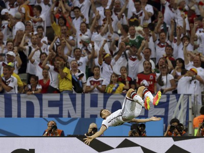 Miroslav Klose oslavuje jubilejný 15. gól, ktorý dosiahol proti Ghane