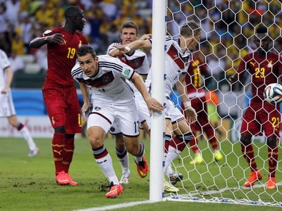 Miroslav Klose oslavuje jubilejný 15. gól, ktorý dosiahol proti Ghane