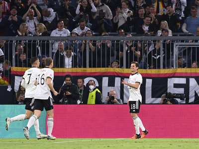 Jonas Hofmann, Kai Havertz a Lukas Klostermann oslavujú gól