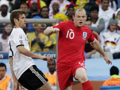 Mueller a Rooney v súboji