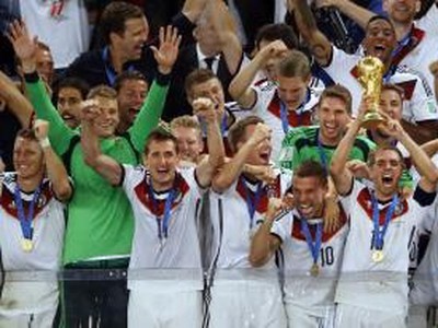 Kapitán nemeckej reprezentácie Philipp Lahm drží víťazný pohár po zisku titulu svetových šampiónov na 20. MS v Brazílii