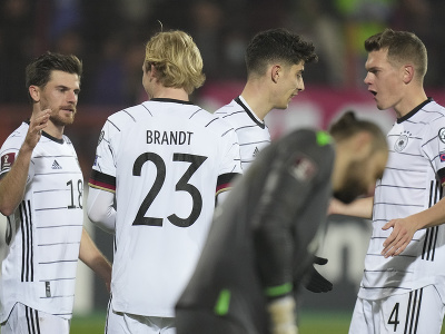 Nemeckí futbalisti oslavujú gól