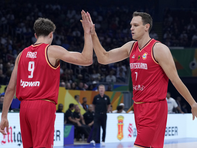 Na snímke hráči Nemecka, zľava Franz Wagner a Johannes Voigtmann oslavujú kôš v zápase semifinále majstrovstiev sveta v basketbale mužov USA - Nemecko