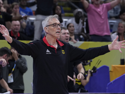 Na snímke kanadsko-fínsky tréner Nemecka Gordon Walter Herbert v zápase semifinále majstrovstiev sveta v basketbale mužov USA - Nemecko 