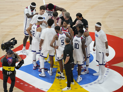 Na snímke smutní hráči USA po prehre v zápase v semifinále majstrovstiev sveta v basketbale mužov USA - Nemecko (111:113) vo filipínskej Manile