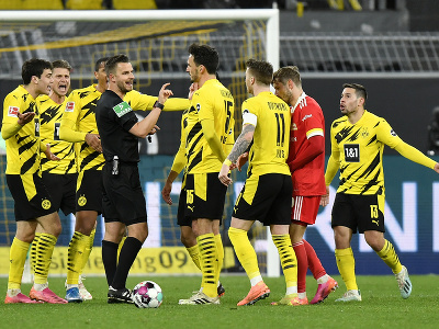 Rozhodca Daniel Schlager a hráči Borussie Dortmund
