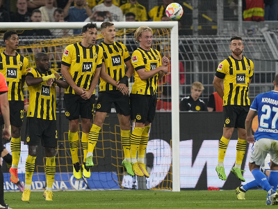 Skákajúci futbalisti Dortmundu pri priamom kope Kramariča