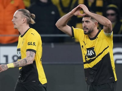 Futbalista Emre Can (vpravo) z Dortmundu sa teší z gólu z penalty počas zápasu 26. kola nemeckej Bundesligy Borussia Dortmund - Eintracht Frankfurt