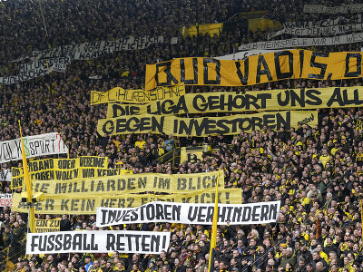 Futbaloví fanúšikovia držia transparenty