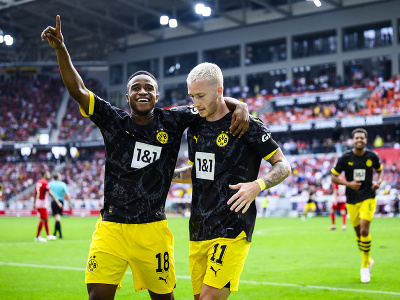 Youssoufa Moukoko a Marco Reus oslavujú gól Dortmundu