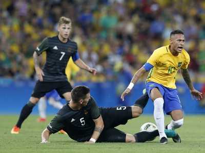 Niklas Suele a Neymar v súboji