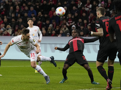 Vľavo nemecký stredopoliar Mainzu Dominik Kohr strieľa vyrovnávajúci gól na 1:1