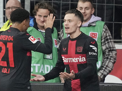 Florian Wirtz a Amine Adli oslavujú gól Leverkusenu