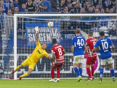 Brankár Augsburgu Rafal Gikiewicz inkasuje gól