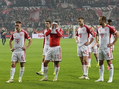 Sklamaní futbalisti Bayernu Mníchov po krutom debakli na pôde Leverkusenu