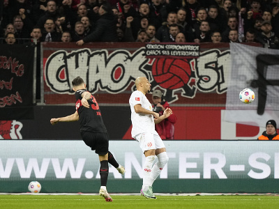 Vľavo švajčiarsky stredopoliar Leverkusenu Granit Xhaka strieľa úvodný gól
