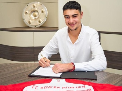 Nemecký futbalista Aleksandar Pavlovič v stredu podpísal prvú profesionálnu zmluvu s Bayernom Mníchov.