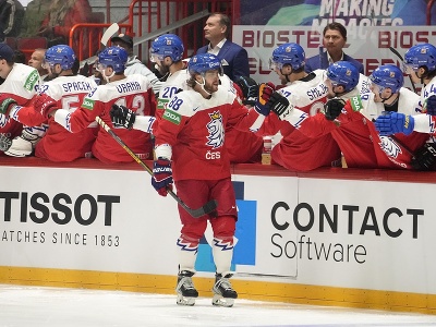 Český hokejista David Pastrňák sa teší so spoluhráčmi po strelení úvodného gólu vo štvrťfinálovom zápase 