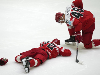 Nikolai Meyer leží zranený na ľade