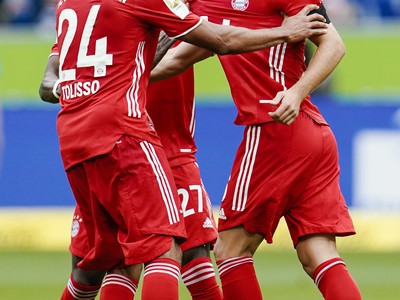 Joshua Kimmich, Corentin Tolisso a David Alaba oslavujú gól Bayernu