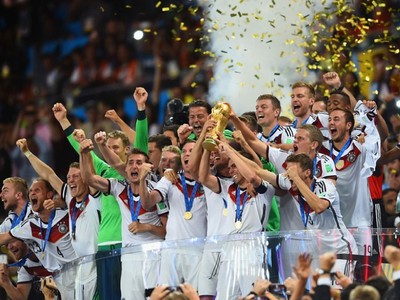 Oslavy nemeckých futbalistov s trofejou