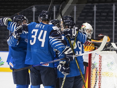Fínski hokejisti sa tešia po strelení gólu