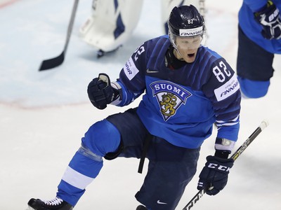 Fínsky hokejista Harri Pesonen sa teší po strelení gólu