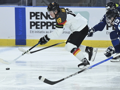 Luca Hauf (Nemecko) s pukom na hokejke 