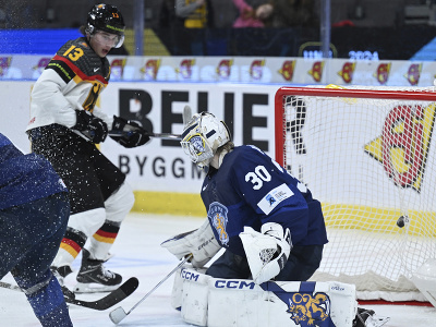 Fínsky brankár Niklas Kokko inkasuje gól z nemeckých hokejok