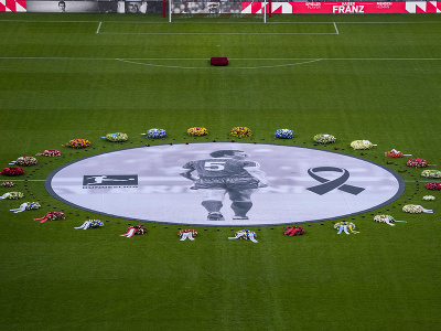 Na štadióne v Mníchove si uctili pamiatku nemeckej futbalovej legendy Franza Beckenbauera