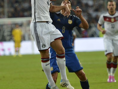Toni Kroos a Enzo Pérez v súboji o loptu