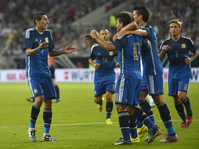 Angel Di María (vľavo) so spoluhráčmi oslavuje gól Argentíny