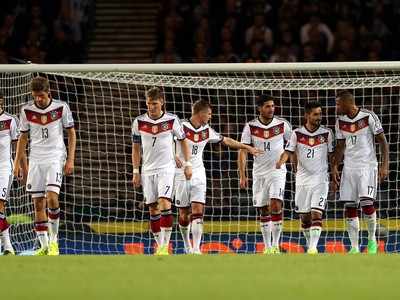 Ilkay Gundogan oslavuje tretí gól Nemecka so spoluhráčmi