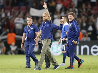 Nemecký kouč USA Jürgen Klinsmann po skončení súboja máva fanúšikom