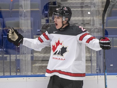 Kanadský hokejista Nolan Foote sa teší z gólu