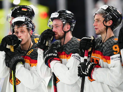 Sklamaní nemeckí hokejisti po prehranom finále