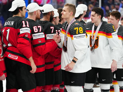 Športové gesto aj po prehre vo finále - nemeckí hokejisti zdravia nových majstrov sveta z Kanady