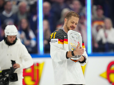 Nemecký kapitán Moritz Müller s trofejou pre 2. miesto na šampionáte