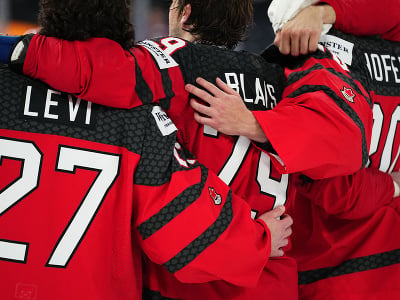Kanadskí hokejisti oslavujú zlaté medaily